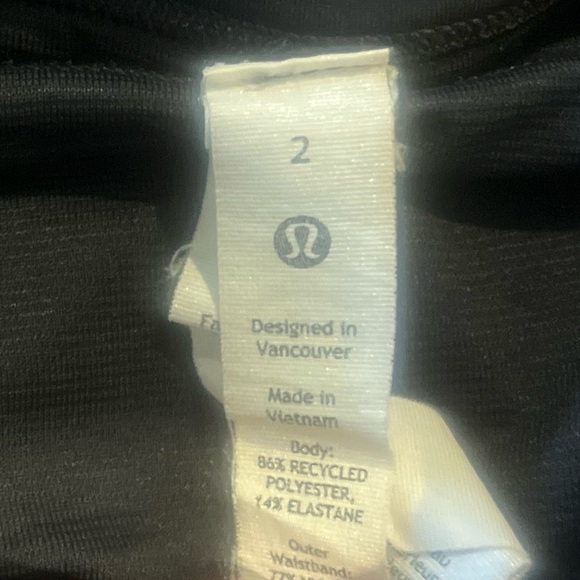 Lululemon black high rise 2.5 size 2 - Picture 4 of 4
